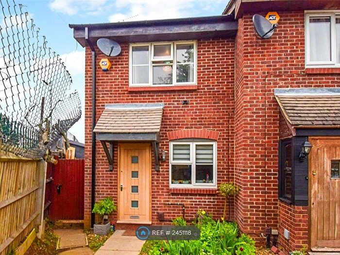 2 Bedroom End Of Terrace House To Rent In Littlebrook Avenue, Slough, SL2