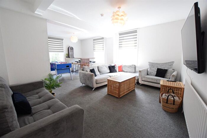 12 Bedroom End Of Terrace House To Rent In Unity Square - Bed Student House - /, LN2