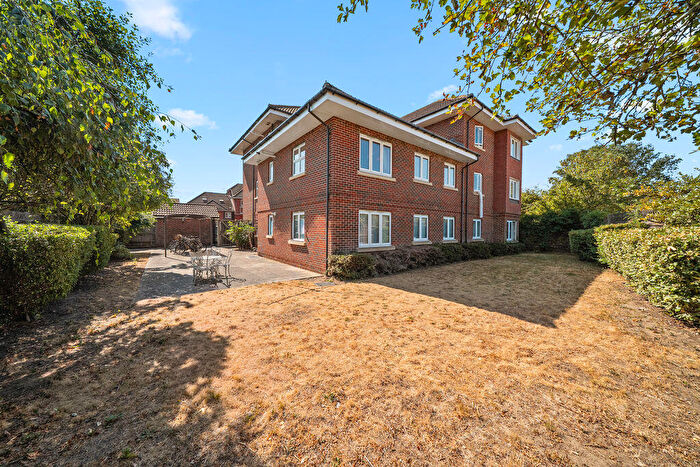 2 Bedroom Flat For Sale In Lansdown Close, Walton-On-Thames, KT12