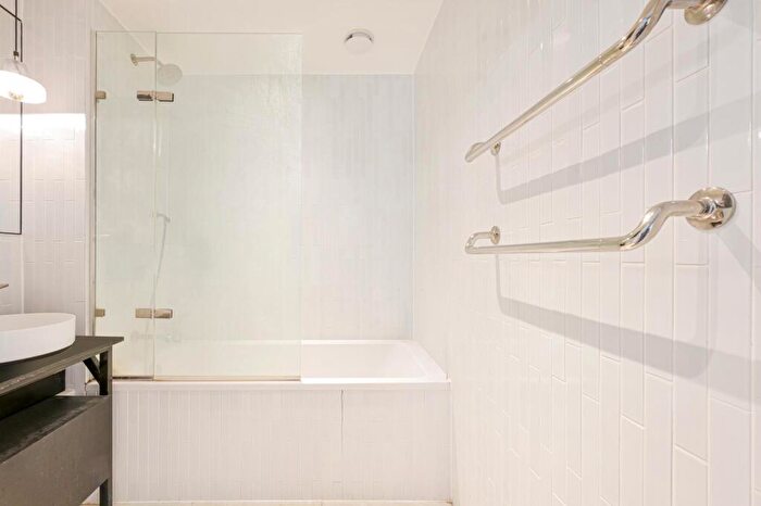 2 Bedroom Apartment To Rent In Long Street, London, Shoredtich, E2