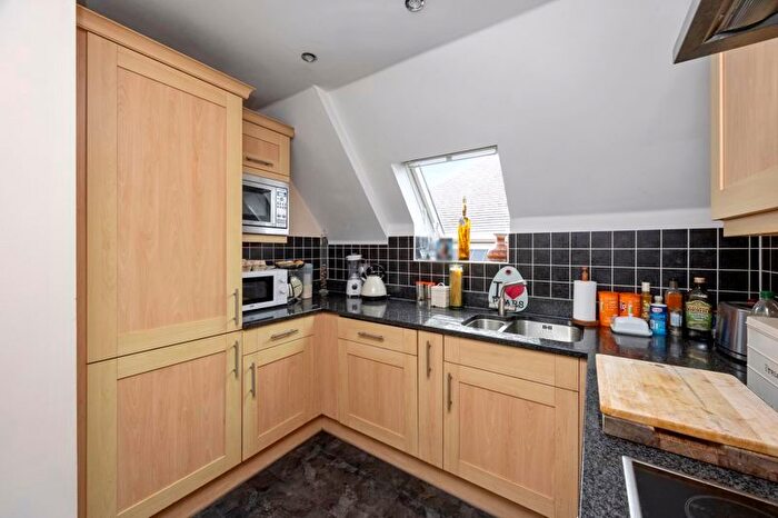 2 Bedroom Flat For Sale In Forest Road, Effingham Junction, Leatherhead, KT24