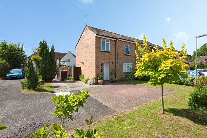 3 Bedroom End Of Terrace House For Sale In Emley Road, Addlestone, Surrey, KT15