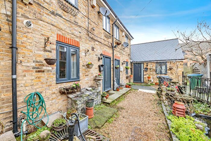 2 Bedroom Mews For Sale In Loates Lane, Watford, WD17