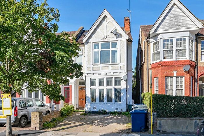 3 Bedroom Flat To Rent In Chatsworth Gardens, Acton, London, W3