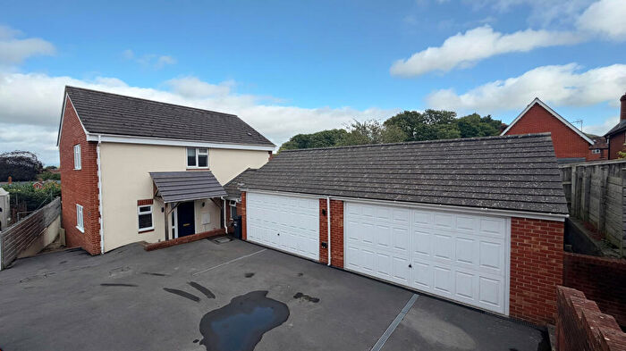 3 Bedroom Link Detached House For Sale In Hill Head Close, Glastonbury, BA6