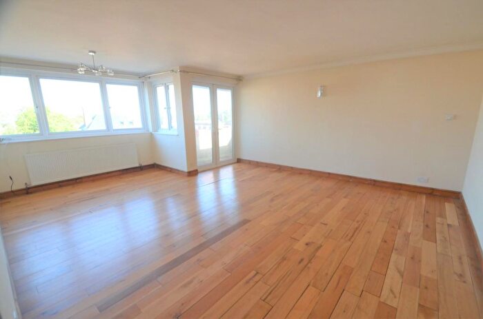 3 Bedroom Flat To Rent In Ballards Lane, Finchley, N3