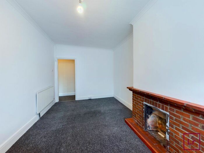 2 Bedroom Flat To Rent In Glebe Avenue, Ickenham, Uxbridge, Middlesex, UB10