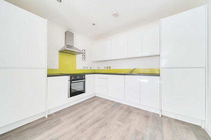 2 Bedroom Apartment For Sale In High Street North, Dunstable, Bedfordshire, LU6