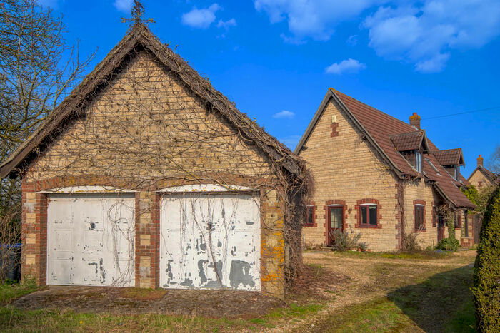 3 Bedroom Detached House For Sale In Devizes Road, Bowerhill, SN12