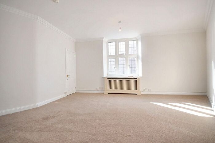 1 Bedroom Flat To Rent In Burkes Road, Beaconsfield, HP9