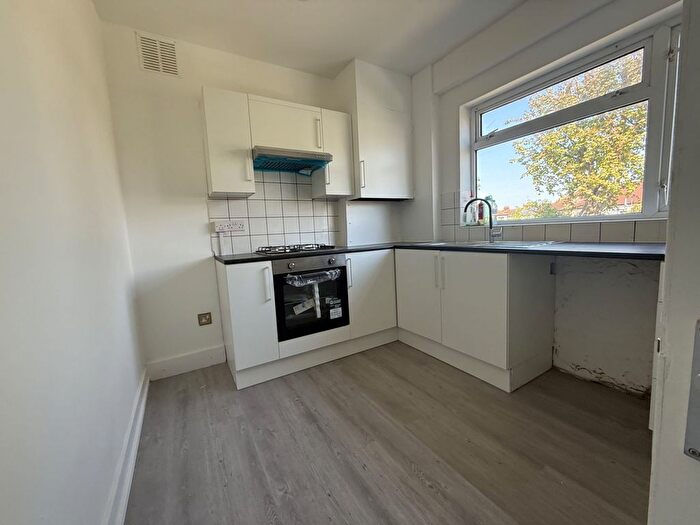 3 Bedroom Flat To Rent In Dagenham, RM8