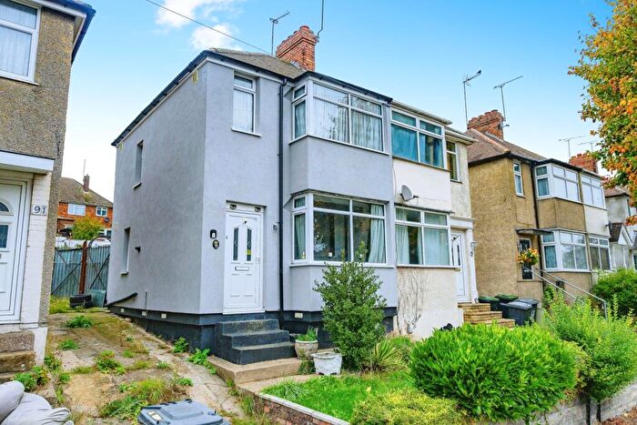 2 Bedroom Semi-Detached House For Sale In Third Avenue, Luton, Bedfordshire, LU3