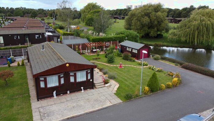 2 Bedroom Mobile/park Home For Sale In Alpine Crescent, The Elms, Torksey, LN1
