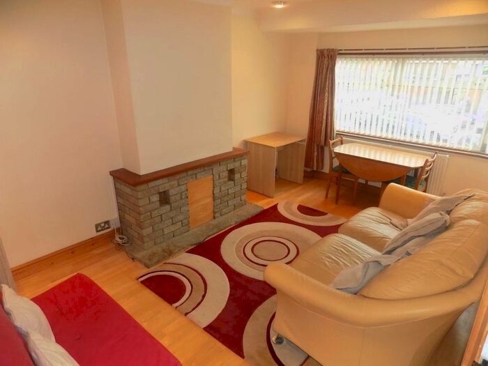 2 Bedroom Flat To Rent In Nestles Avenue, Hayes, Middlesex, UB3