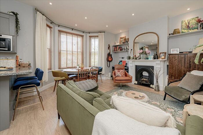 2 Bedroom Flat For Sale In Devonport Road, Shepherd's Bush, W12