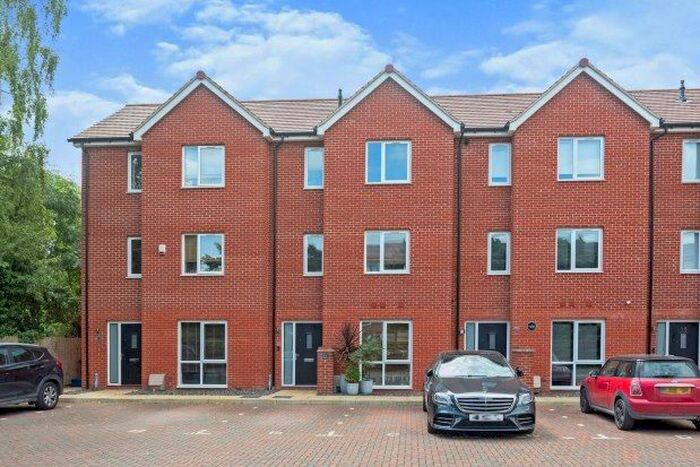 4 Bedroom Town House To Rent In Marquess Drive, Milton Keynes, MK2