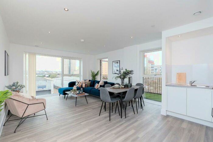 3 Bedroom Flat To Rent In Thames Road, London, E16