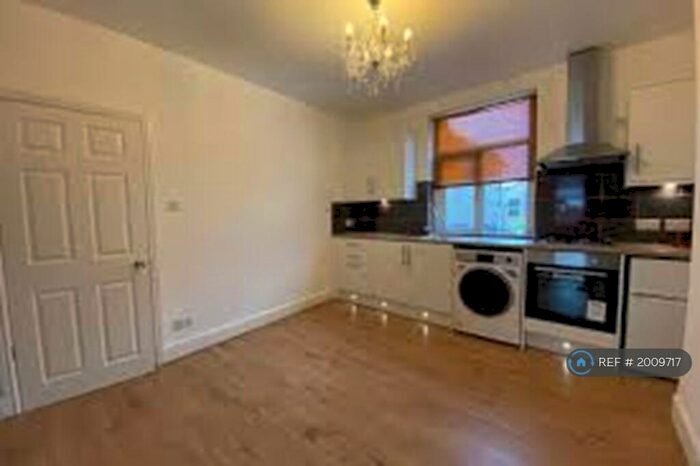 2 Bedroom Flat To Rent In Top Floor Grosvenor Rd, Bristol, BS2