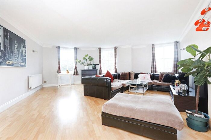 3 Bedroom Flat To Rent In Portland Court, London, Trinity Street, SE1