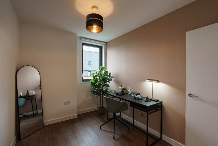 3 Bedroom Flat To Rent In Flat, Vanguard Way London, E17