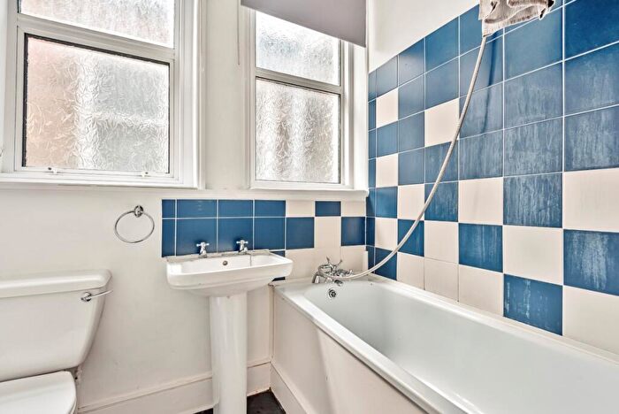 2 Bedroom Apartment To Rent In Grove Park London, SE5