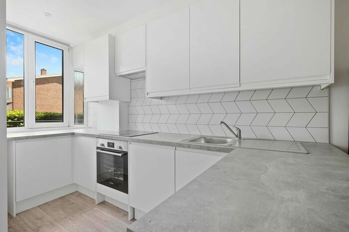 2 Bedroom Flat To Rent In Barringer Square, London, SW17