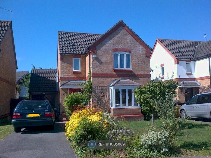 3 Bedroom Detached House To Rent In Kaye Don Way, Weybridge, KT13