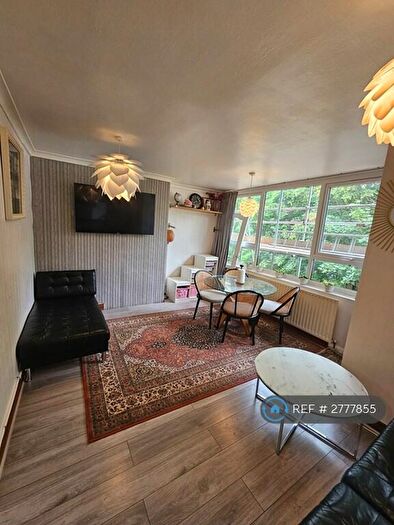 2 Bedroom Maisonette To Rent In Lincombe Drive, Leeds, LS8