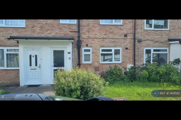 2 Bedroom Maisonette To Rent In Sand Hill Court, Farnborough, GU14