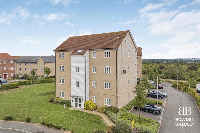 2 Bedroom Flat For Sale In Blackthorn Avenue, Chigwell, IG7