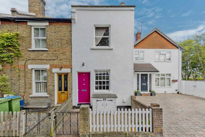 2 Bedroom End Of Terrace House To Rent In Queens Road Thames Ditton, KT7