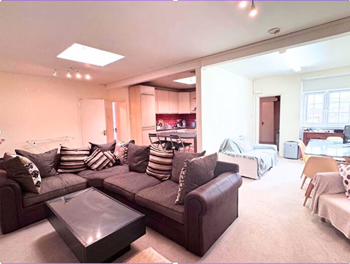 3 Bedroom Flat To Rent In Long Lane, Hillingdon, Uxbridge, UB10