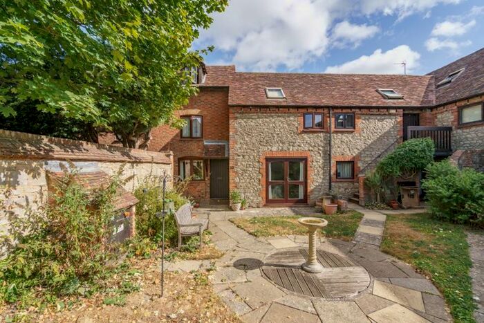 3 Bedroom Terraced House To Rent In High Street, Thame, OX9