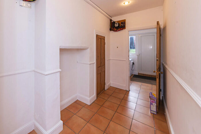 4 Bedroom Maisonette To Rent In Woodbridge Hill, Guildford, GU2