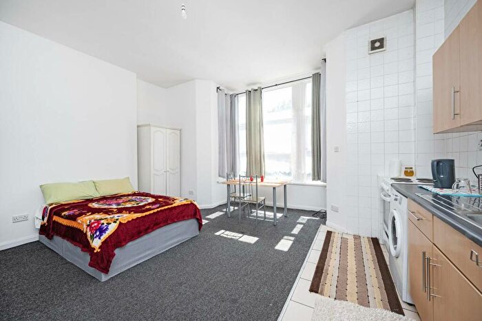 Studio To Rent In St Marks Rise, Dalston, London, E8