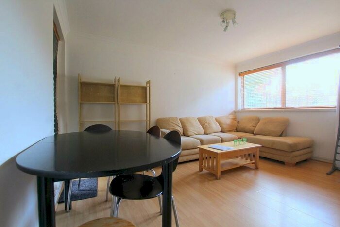 2 Bedroom Flat To Rent In Parkgate Road, London, SW11
