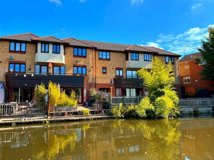 3 Bedroom Town House To Rent In Apsley, Hemel Hempstead, HP3