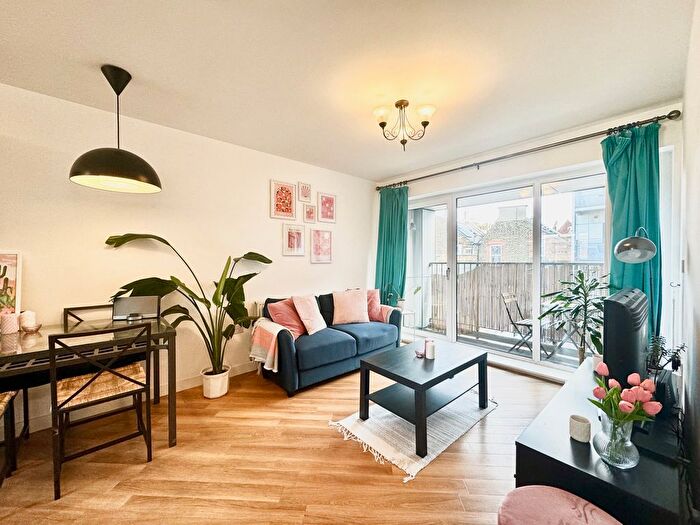 2 Bedroom Flat To Rent In Tooting High Street, London, SW17