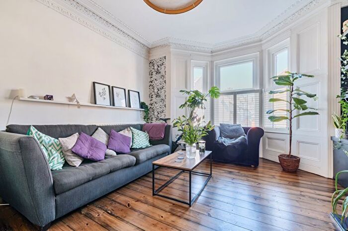 1 Bedroom Flat For Sale In Percy Road, London, N12