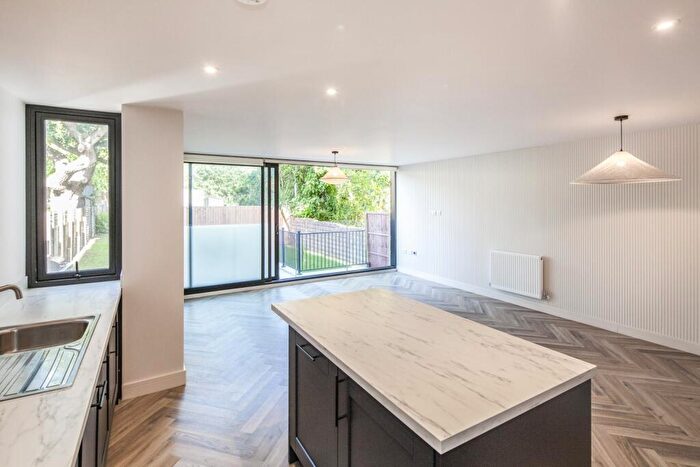 2 Bedroom Flat To Rent In Underhill Road London, SE22