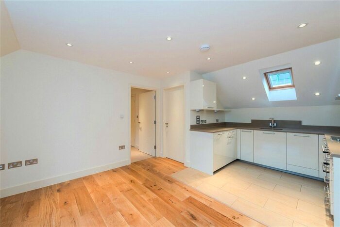 1 Bedroom Flat To Rent In Gower Mews, London, Greater London, WC1E