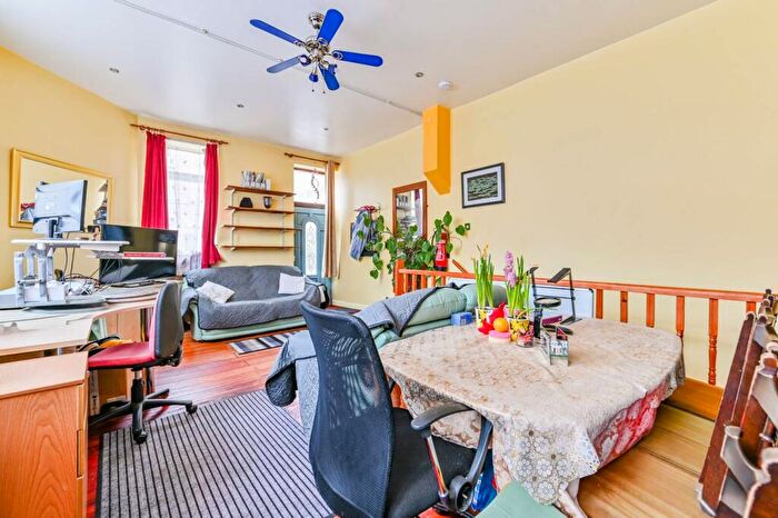 2 Bedroom Flat For Sale In Copenhagen Street, Islington, London, N1
