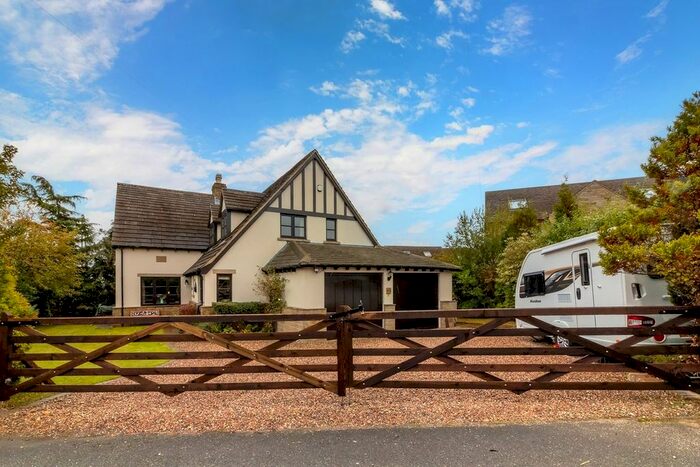 4 Bedroom Detached House For Sale In Huddersfield Road, Ingbirchworth, Sheffield, S36