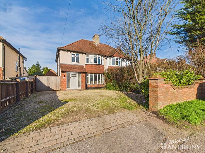 3 Bedroom Semi Detached House For Sale In Tring Road, Aylesbury, HP20