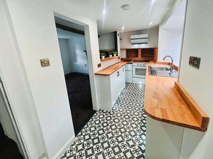 2 Bedroom Cottage To Rent In Roper Green, Halifax, HX2