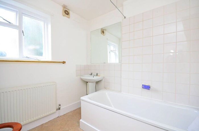 2 Bedroom Maisonette To Rent In Wandsworth Bridge Road, Fulham, London, SW6