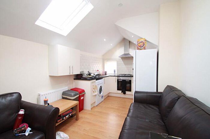 3 Bedroom Flat To Rent In Tewkesbury Street, Cardiff, CF24