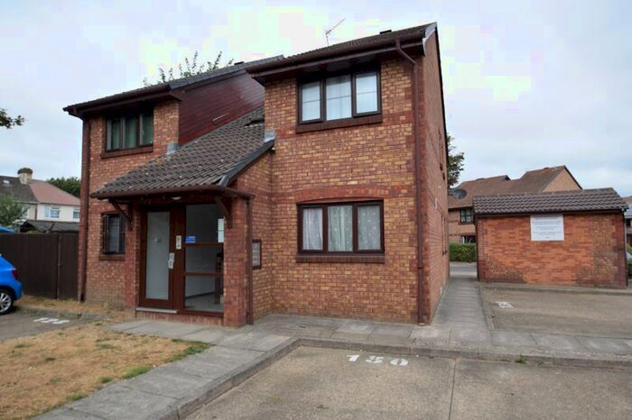 1 Bedroom Flat To Rent In Lowry Crescent, Mitcham, CR4