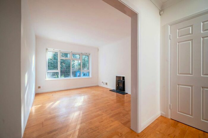 4 Bedroom Detached House To Rent In Broomcroft Close, Pyrford, Woking, GU22