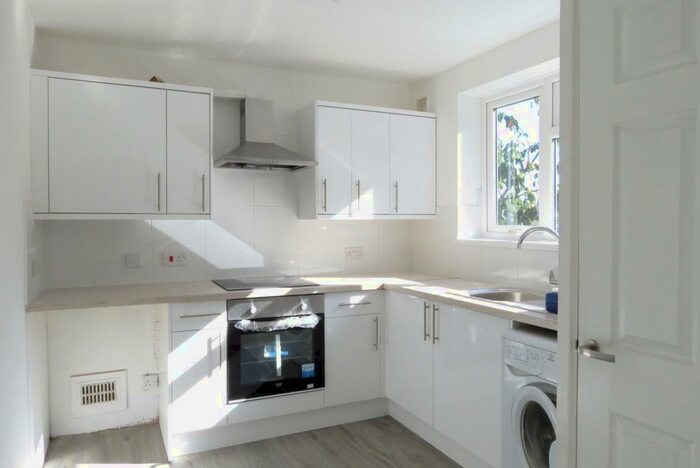 2 Bedroom Apartment To Rent In Auckland Road, Upper Norwood, London, SE19